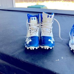 Under Armoir kids cleats size 3.5Y very good condition